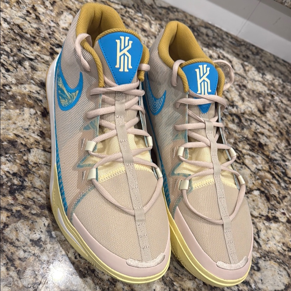 NWOT MEN'S NIKE DM1125 100 KYRIE FLYTRAP VI BASKETBALL SANDDRIFT SHOES Size 13